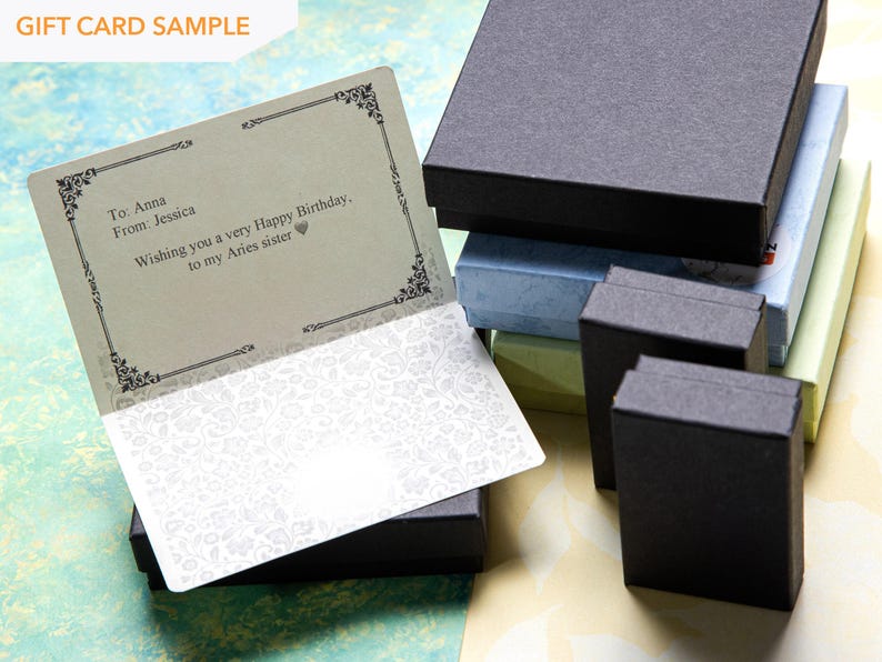 Puede incluir: Una muestra de tarjeta de regalo con un borde con patr&oacute;n en blanco y negro. La tarjeta tiene un mensaje que dice "To Anna From: Jessica Wishing you a very Happy Birthday. to my Aries sister".