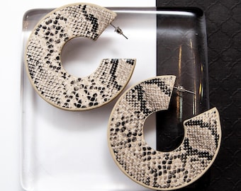 Brincos de argola em píton, brincos de argola grandes em pele de cobra, brincos de couro vegano com estampa animal, argolas marcantes, argolas elegantes