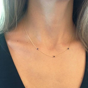 Saffierketting, gouden saffiersieraden, sierlijke ketting, geboortesteenketting, minimalistische ketting, delicate ketting, gelaagde ketting