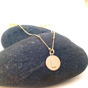 Collar con inicial de oro, collar personalizado para mujer, delicado collar con inicial para mamá, cadena de cuentas de oro rosa, oro o plata personalizada