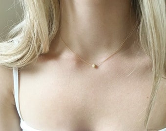 Colar com bolinhas douradas, colar com contas douradas, joia com pingente prateado, colar delicado dourado