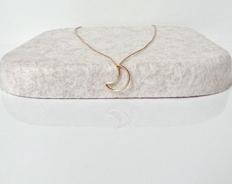 Collier de lune d'or, collier de croissant de lune, collier céleste, bijoux de lune pour des femmes, collier de charme d'or délicat