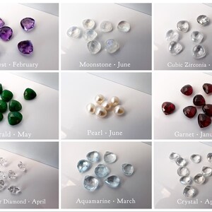 Pu&ograve; includere: Assortimento di pietre preziose a forma di cuore di vari colori, tra cui ametista, pietra di luna, zircone cubico, smeraldo, perla, granato, diamante Herkimer, acquamarina e cristallo. Ogni pietra preziosa &egrave; etichettata con il suo nome e il mese di nascita corrispondente.