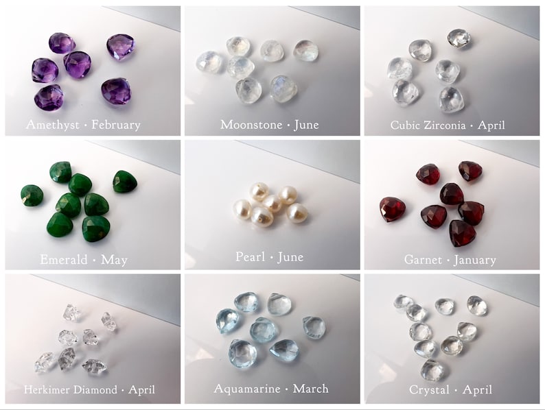 Pu&ograve; includere: Assortimento di pietre preziose a forma di cuore di vari colori, tra cui ametista, pietra di luna, zircone cubico, smeraldo, perla, granato, diamante Herkimer, acquamarina e cristallo. Ogni pietra preziosa &egrave; etichettata con il suo nome e il mese di nascita corrispondente.