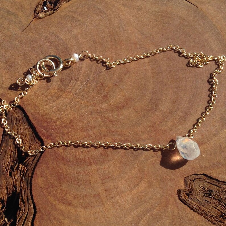 Gold Mondstein Armband, zierliches Armband, Juni Geburtsstein, winziger Edelstein, weißer Mondstein Bild 3