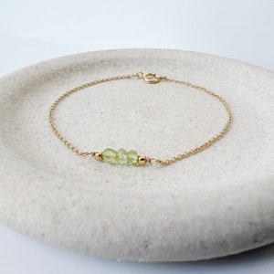 jewelry - berserk - Floral Charm Peridot Bracelet main image 1