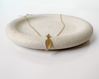 Collana con foglia d'oro, gioiello ispirato alla natura, collana con ciondolo delicato