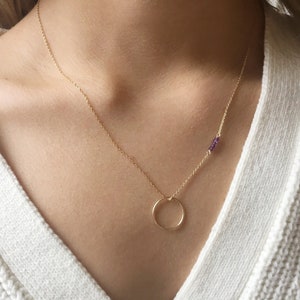 Zierliche Kreis Halskette, Minimalist Geburtsstein Halskette, Gold Karma Halskette