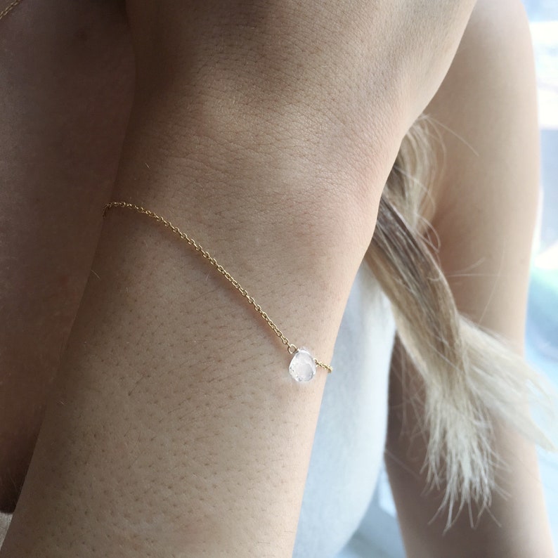Gold Mondstein Armband, zierliches Armband, Juni Geburtsstein, winziger Edelstein, weißer Mondstein Bild 1