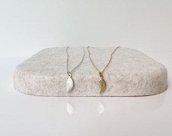Collana con foglia singola, gioiello ispirato alla natura, collana con ciondolo delicato