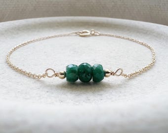Pulseira de ouro com esmeralda, pulseira de esmeralda feminina, joias de esmeralda, pulseira com pedra de nascimento de maio, pulseira delicada de ouro