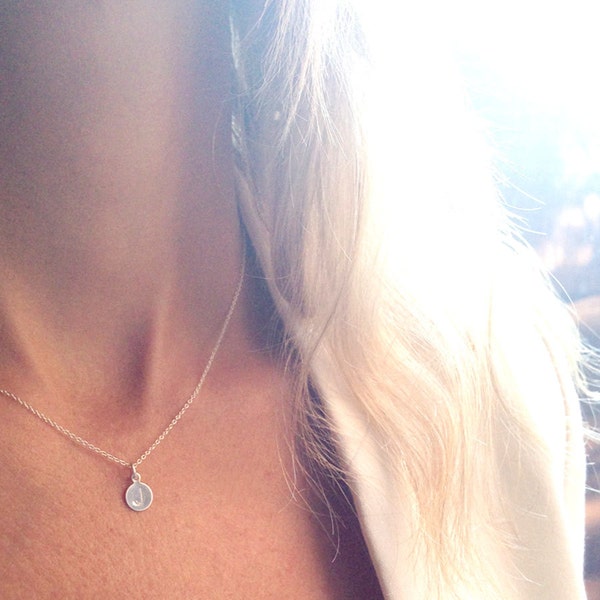 Eerste ketting, letterketting, sterlingzilveren eerste ketting, sierlijke ketting, met de hand gestempeld, kleine initiaal, gepersonaliseerde ketting