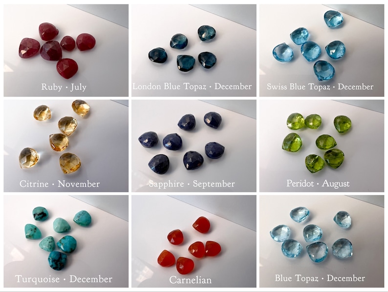 Pu&ograve; includere: Assortimento di pietre preziose sfaccettate a forma di cuore in vari colori, tra cui rubino rosso, topazio blu, peridoto verde, citrino giallo e turchese. Ogni pietra preziosa &egrave; etichettata con il suo nome e il suo mese di nascita.