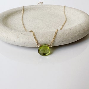 Collar de peridoto delicado, collar de peridoto de oro, collar de piedra de nacimiento de agosto, collar minimalista imagen 2