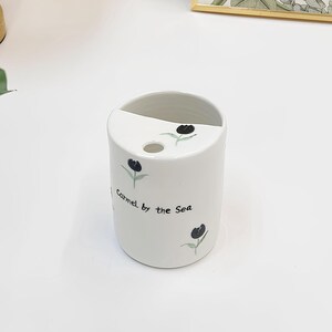 手描きのかわいい花柄トラベルマグ、カスタムセラミックコーヒータンブラー、パーソナライズされたトラベルシップカップ、手作り陶器の持ち運び用マグ、誕生日プレゼント