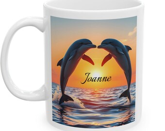 Prachtig paar springende dolfijnen in de oceaan bij zonsondergang Sea Life-ontwerp met jouw naam Personalisatie op keramische koffiemok Twee maten