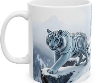 Hermoso diseño de tigre blanco en montañas nevadas en taza de café de cerámica (dos tamaños)