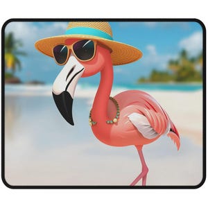 Divertido flamenco de dibujos animados con sombrero y gafas de sol en la playa. Diseño artístico de aves silvestres sobre alfombrilla de ratón antideslizante para juegos.