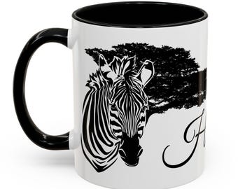 Taza de cerámica de dos tonos con diseño de cabeza de cebra y árbol con nombre personalizado en negro. Dos tamaños y siete colores.