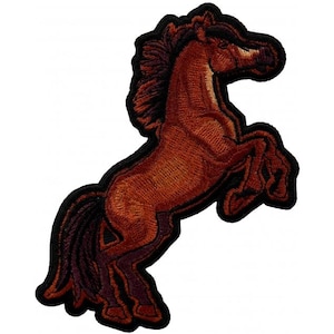 Può includere: Toppa ricamata raffigurante un cavallo marrone che si impenna. Il cavallo ha una criniera e una coda marrone scuro, con un contorno nero. Adatta per giacche, borse o altri articoli in tessuto.