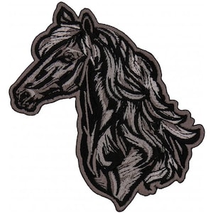 Peut inclure: Écusson brodé représentant la tête d'un cheval de profil. Le motif présente un cheval noir avec une crinière flottante et des ombrages détaillés dans des tons gris. L'écusson a une bordure grise, adapté à diverses applications textiles.