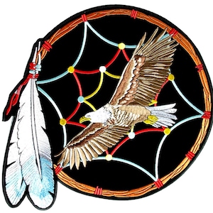 Può includere: Toppa ricamata raffigurante un acchiappasogni con un'aquila in volo. La toppa ha uno sfondo nero con un design a ragnatela marrone, rosso, giallo e bianco. Una grande piuma bianca con accenti blu è appesa sul lato sinistro.