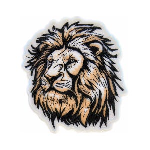 Puede incluir: Parche bordado de la cabeza de un león con una melena detallada y una expresión feroz. El pelaje del león es de color marrón claro y el contorno de la cabeza es negro.