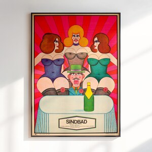 Peut inclure: Une affiche de film vintage pour le film "Sindbad" représentant une illustration de bande dessinée d'un homme en chapeau vert et en costume entouré de trois femmes en robes colorées. L'affiche a un fond rouge et blanc avec un motif en forme de soleil.