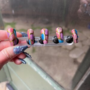 Handgemachte drücken auf die Nägel