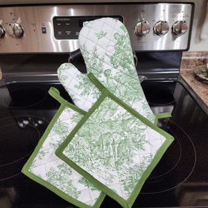 Pine Green, on, White Premier Prints, Toile Oven Mitt, and 2 Pot Holders