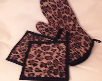 Leopard Print Oven Mitt and Pot Holders Set