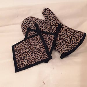 Cheetah Print Oven Mitt and Pot Holders Set
