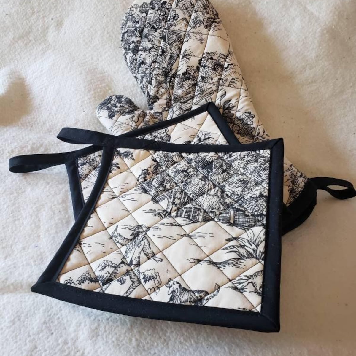 Black Toile Oven Mitt and Pot Holders Set - Etsy