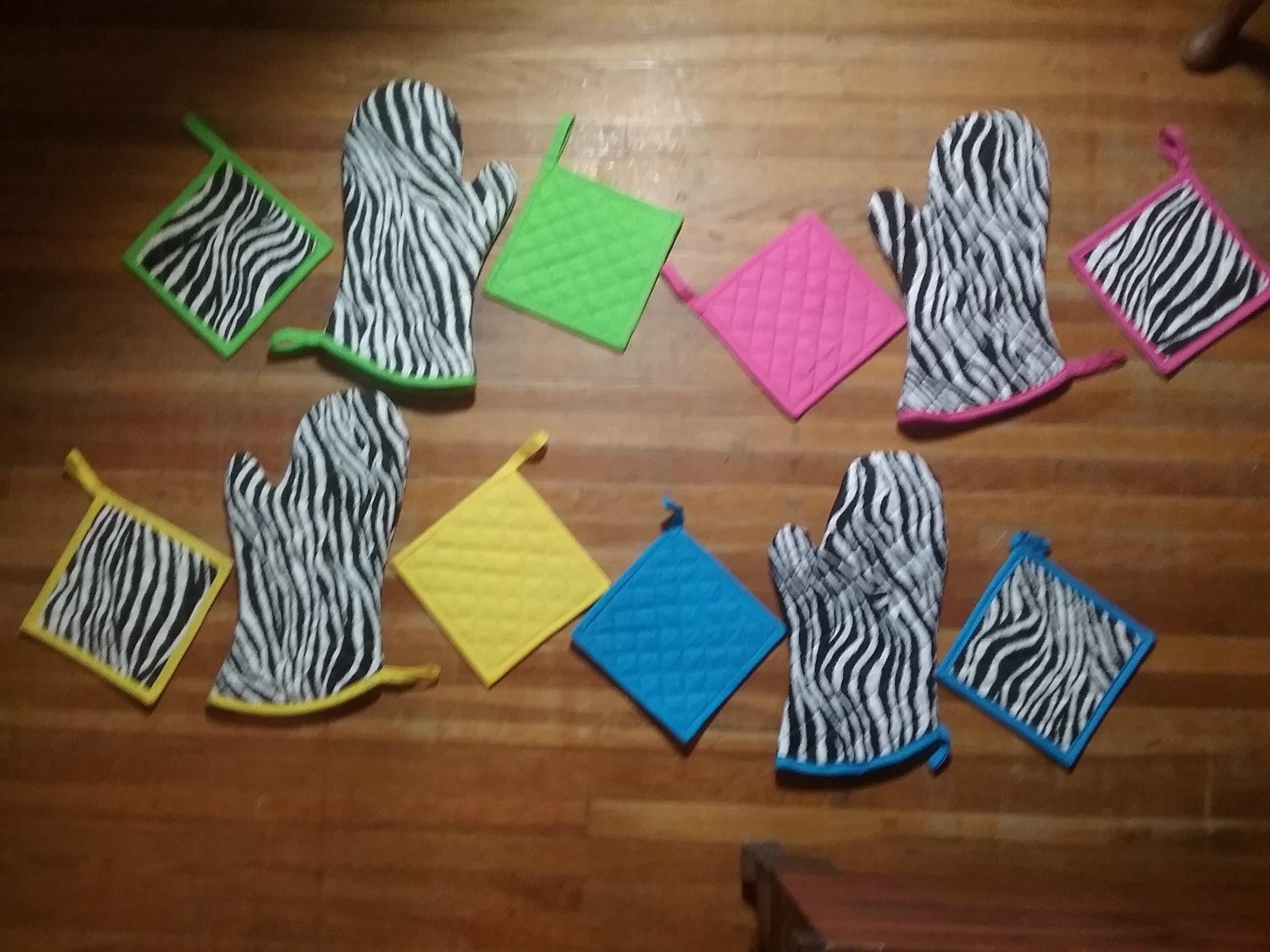 Zebra Concepts Oven Mitt Set