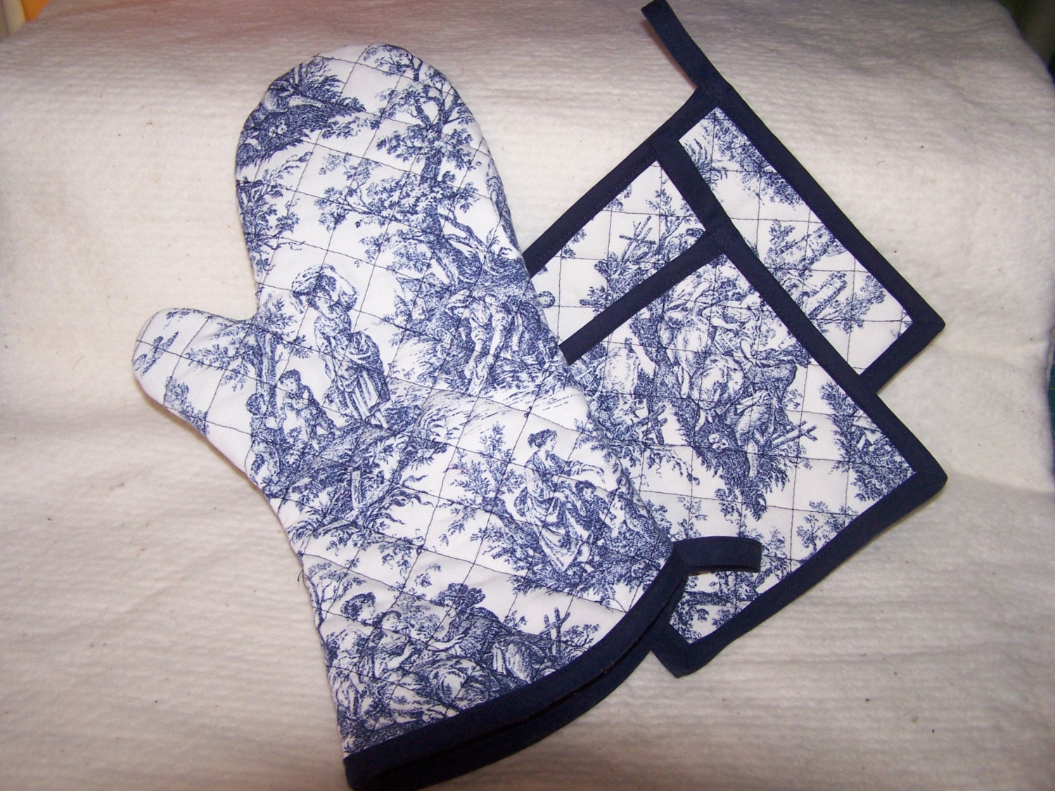 Pagoda Toile Blue & White Oven Mitts and Pot Holders Set - 1 Piece of Each