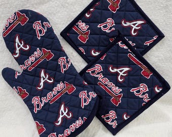 MLB Atlanta Braves Oven Mitt /Pot Holders Tailgate Set