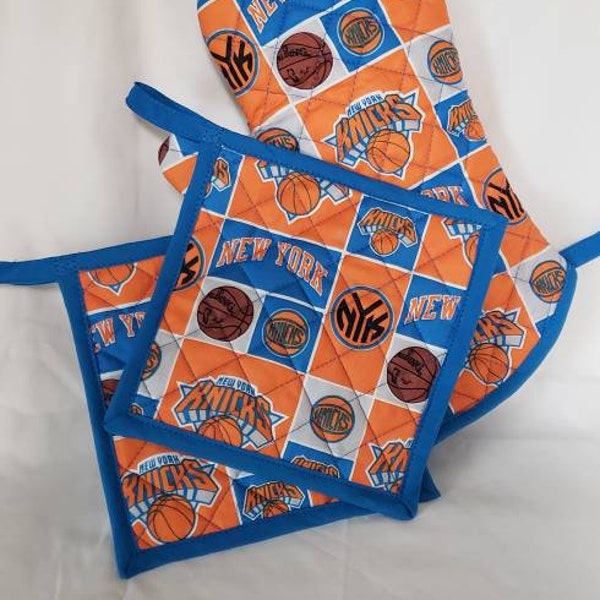 NBA New York Knicks Oven Mitt and Pot Holders Tailgate/ Barbeque Set