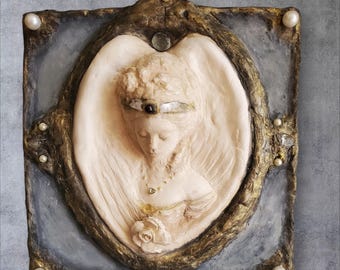 Ängel av tillbedjan - Skulpturerad porslinsplakett - Lisa Azzano Skulpturer