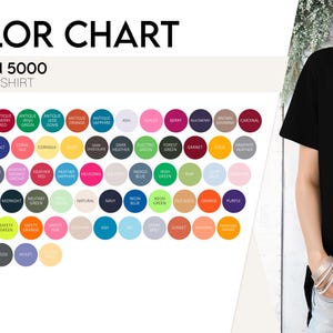 Pu&ograve; includere: Una tabella colori per t-shirt unisex Gildan 5000, con una vasta gamma di colori, tra cui nero, bianco e varie tonalit&agrave; di rosso, blu, verde e viola. Una persona indossa una t-shirt nera.