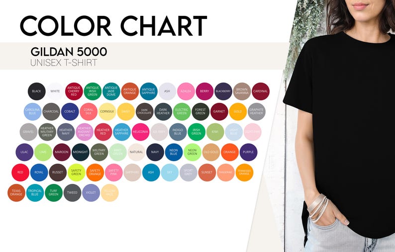 Pu&ograve; includere: Una tabella colori per t-shirt unisex Gildan 5000, con una vasta gamma di colori, tra cui nero, bianco e varie tonalit&agrave; di rosso, blu, verde e viola. Una persona indossa una t-shirt nera.