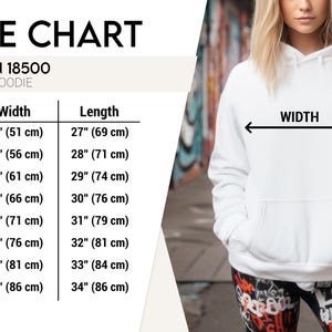 Pu&ograve; includere: Una felpa con cappuccio unisex bianca con una tabella delle taglie che mostra le misure di larghezza e lunghezza in cm. La tabella include le taglie dalla S alla 5XL. Una persona indossa la felpa con cappuccio, con frecce che indicano larghezza e lunghezza.