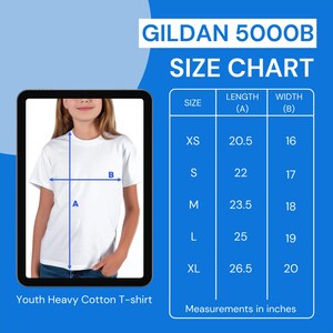 Pu&ograve; includere: Una maglietta bianca Youth Heavy Cotton con una tabella delle taglie. La tabella mostra le misure in pollici per le taglie XS a XL. La lunghezza della maglietta XS &egrave; di 52.07 cm e la larghezza &egrave; di 40.64 cm.