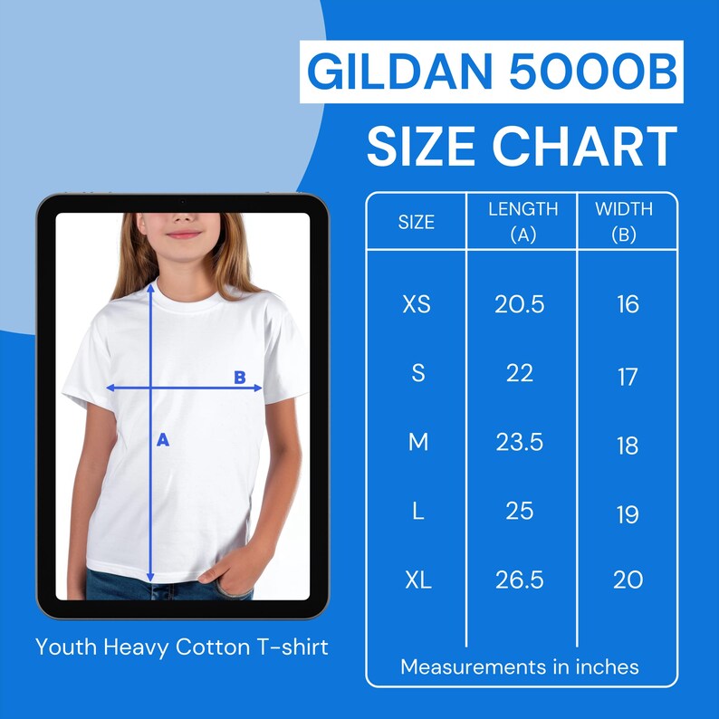 Pu&ograve; includere: Una maglietta bianca Youth Heavy Cotton con una tabella delle taglie. La tabella mostra le misure in pollici per le taglie XS a XL. La lunghezza della maglietta XS &egrave; di 52.07 cm e la larghezza &egrave; di 40.64 cm.