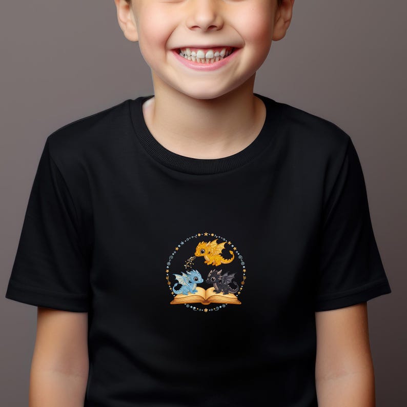 Pu&ograve; includere: T-shirt nera con un disegno circolare con tre draghi dei cartoni animati. Un drago giallo &egrave; sopra due draghi, uno blu e uno nero, riuniti attorno a un libro aperto. Il disegno &egrave; circondato da un cerchio tratteggiato con stelle.