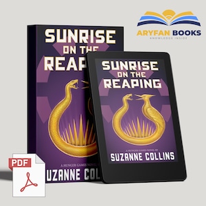 Può includere: Una copertina di libro per "Sunrise on the Reaping" di Suzanne Collins. La copertina presenta uno sfondo viola con un serpente e un uccello dorati intrecciati. Il libro è un romanzo di Hunger Games.