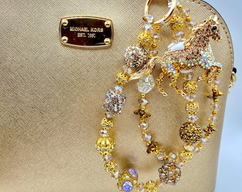 Cadena para bolso con dije de caballo y diamantes de imitación: cadena para teléfono con cuentas de cristal, hecha a mano en colores marrón, dorado y champán.