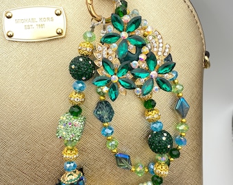 Dije floral verde esmeralda para bolso hecho a mano: llavero con cadena para teléfono con cuentas de diamantes de imitación.