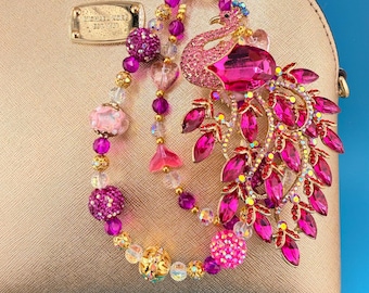 Cadena para bolso con dije de pavo real rosa y diamantes de imitación: cadena para teléfono con cuentas de cristal hecha a mano, llavero brillante y brillante.