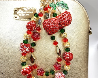 Charm para bolso con cerezas rojas y diamantes de imitación: llavero con cadena para teléfono con cuentas hecho a mano.