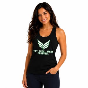 Puede incluir: Una camiseta de tirantes negra con espalda de nadador que presenta un gráfico blanco y verde de alas estilizadas en el centro del pecho. Debajo de las alas, el texto "TRY ONCE. WEAR FOREVER." está impreso en letras mayúsculas blancas con borde verde.